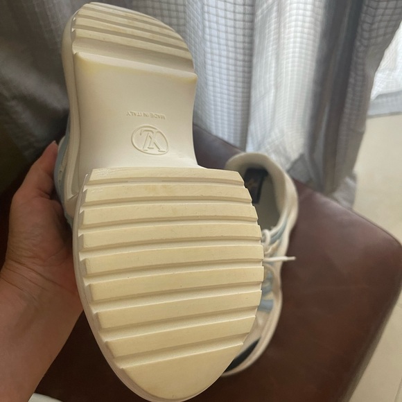 Louis Vuitton - Picture 7 of 7